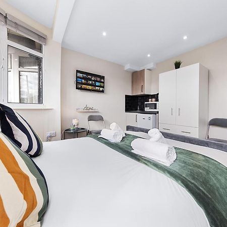 Serviced Ensuite Modern Studio - Sleeps 2 - Near Wembley Stadium - Good Transport Link To Central London - Harrow Ha3 Hatch End ภายนอก รูปภาพ